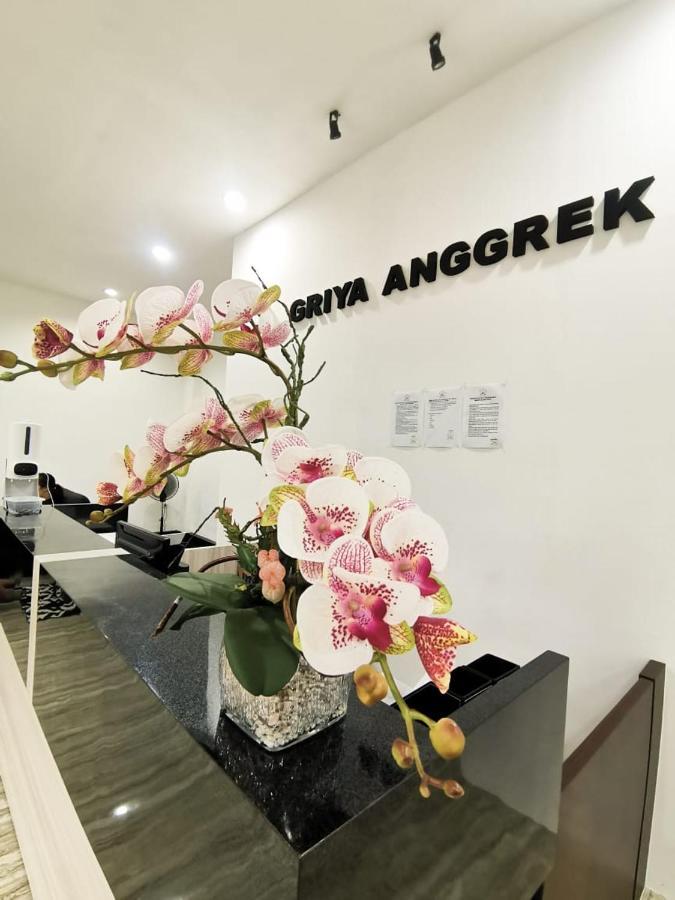 Отель Griya Anggrek Trenggalek Экстерьер фото