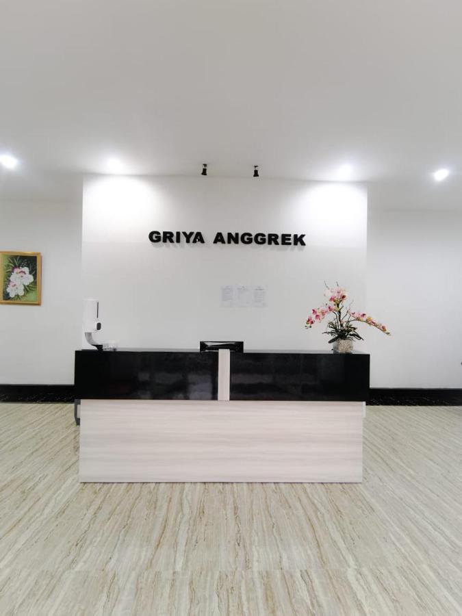 Отель Griya Anggrek Trenggalek Экстерьер фото